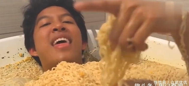 小伙用浴缸泡300盒泡面来洗澡,见他吃一口后,从此远离方便面