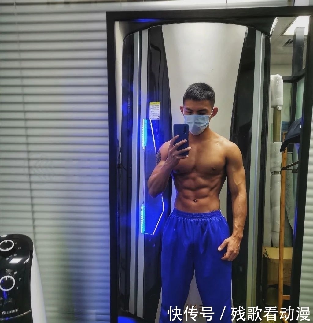 荷尔蒙|漫展黝黑筋肉男火了短发天菜体育生小钢砲，这身腱子肉绝了