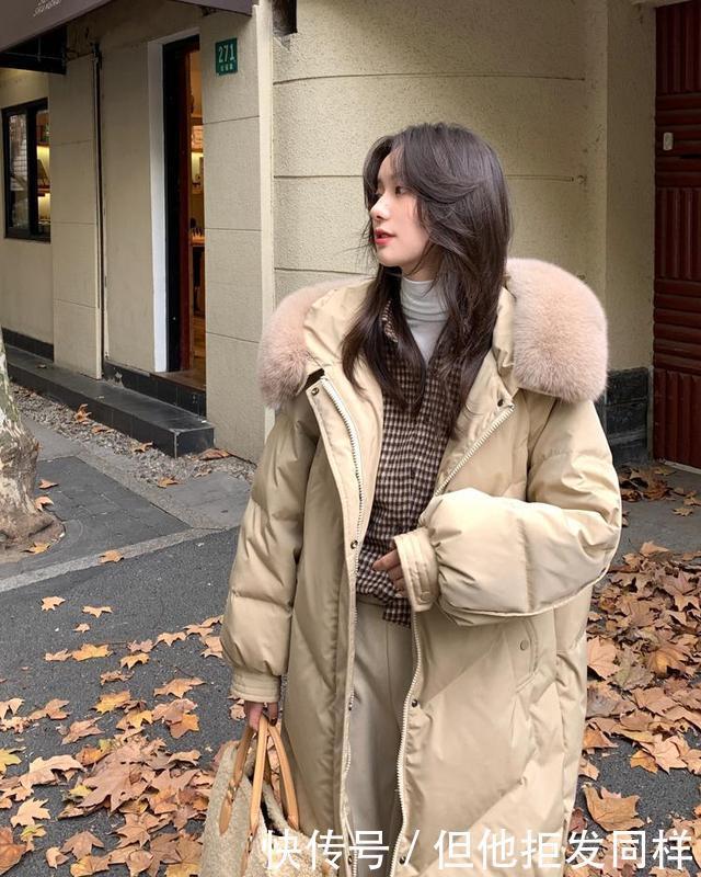 配对|别总穿黑色了,冬天流行的是“奶茶色”羽绒服,配对裤子更时髦!