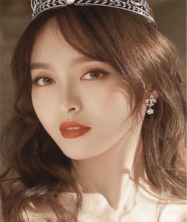 弧度 女人过了35岁,剪短发减龄还不够,烫这几款发型更显优雅年轻