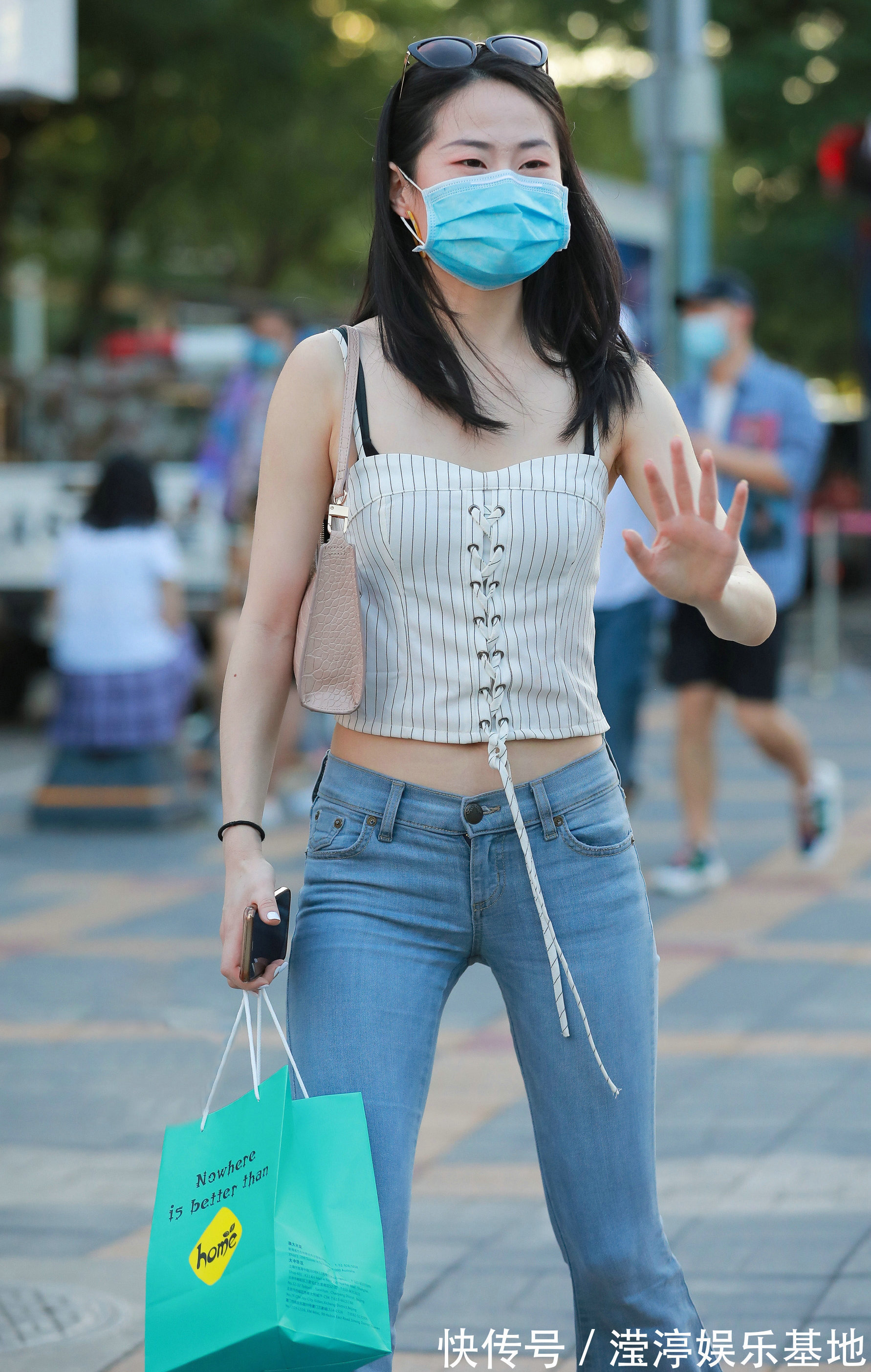 高跟鞋|吊带上衣搭配牛仔裤,凸显身材让人眼前一亮