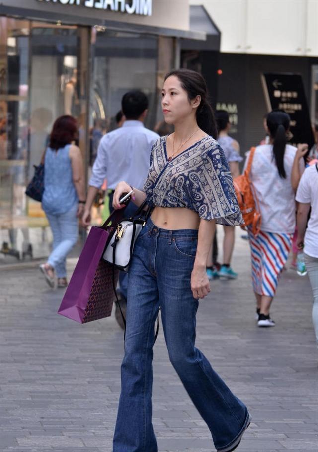 低腰|时尚上衣搭配低腰牛仔喇叭裤, 成熟稳重, 飘逸美丽