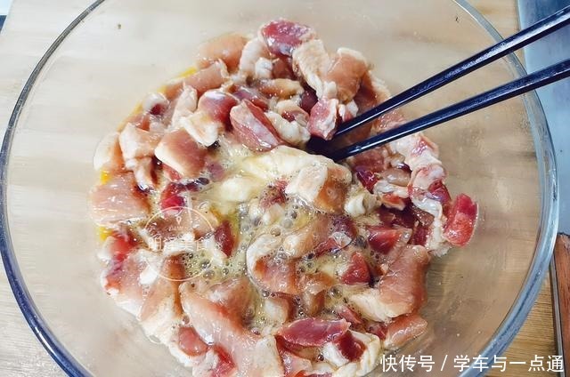 炸酥肉时,很容易出现“脱壳”现象,我来教你怎样解决这个问题