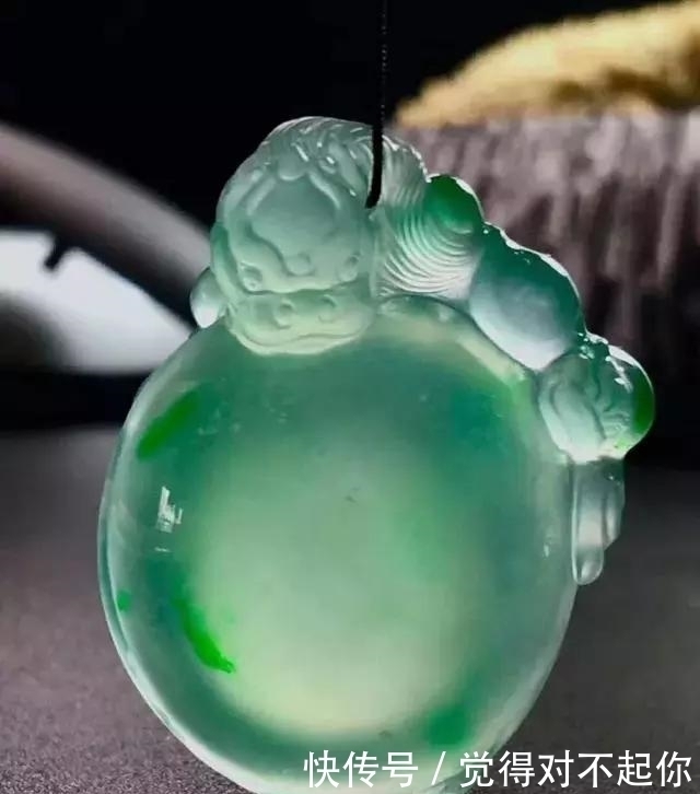 水头|老大爷嫌自己佩戴的翡翠水头不太好,用水一泡后,一看吓了一跳