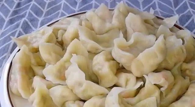 包饺子别放肉和鸡蛋了，用它做馅料，比肉饺子还香，营养还补钙