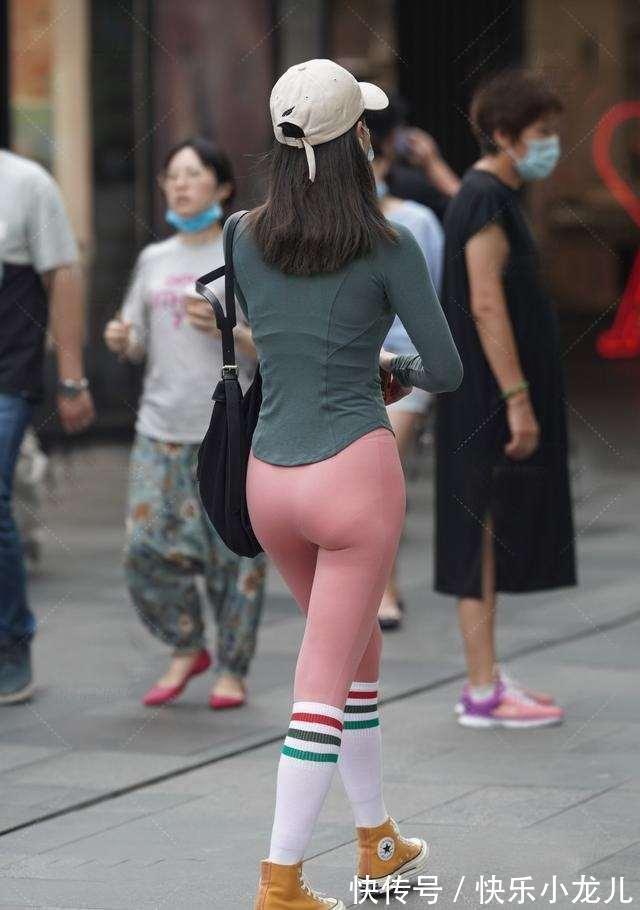 打底裤 清新活泼的打底裤装扮不乏气质感,带来强烈的视觉效果,时髦得体