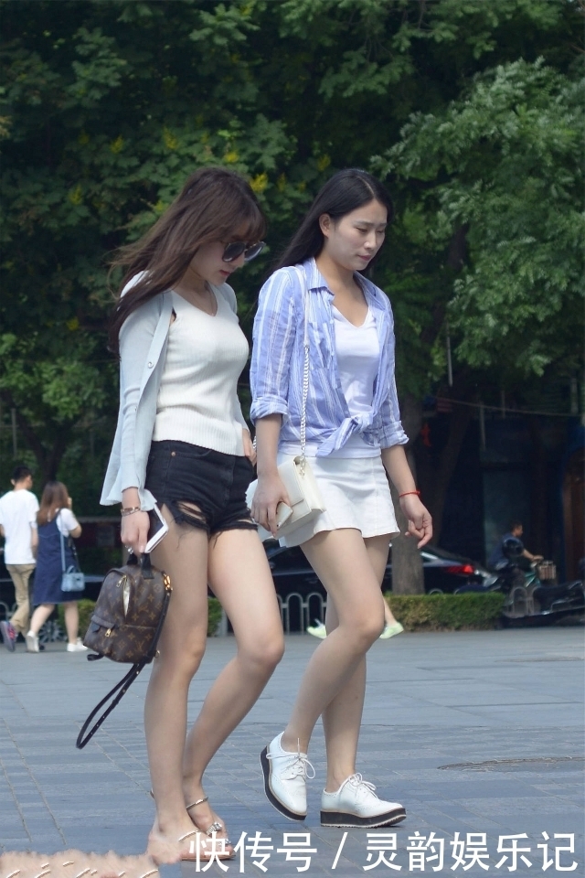 白色小衫外面穿一款蓝色竖条格衬衫,很迷人