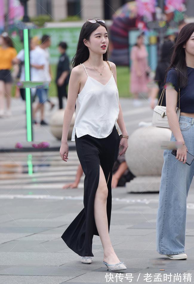 小吊带|高开叉喇叭裤搭配清爽小吊带,清爽性感,设计大胆