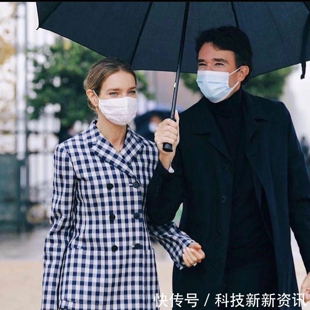 纳塔利·沃佳诺娃 LV太子妃婚后在家拍大片,穿挂脖裙配羊角高跟鞋,拿奢侈包逗猫!