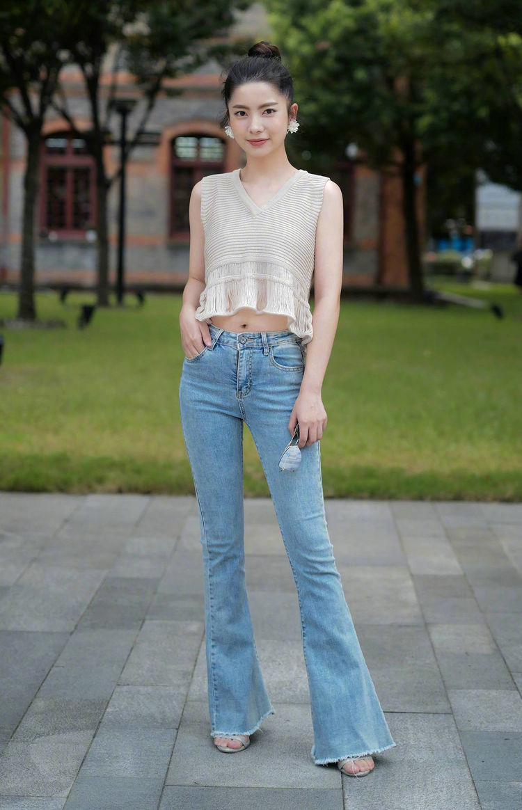 豹纹|美女街拍：豹纹修身短袖时尚有范儿，黑短裤简单大气，设计感十足