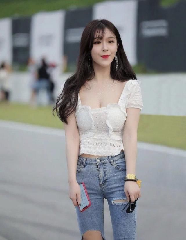 牛仔裤 夏日简约休闲风穿搭,时尚女生更爱破洞牛仔裤,省心好穿又耐看