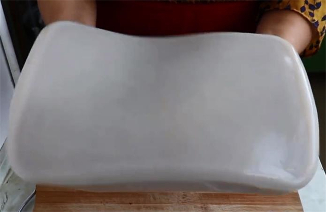 教你在家轻松制作凉粉,掌握好淀粉和水的比例,做出来才筋道好吃