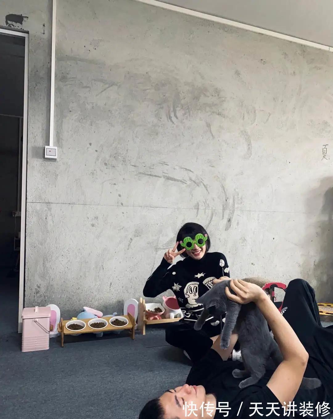 家居|没钱装修,直接住进毛坯房里,这对夫妻的“原始生活”却意外走红