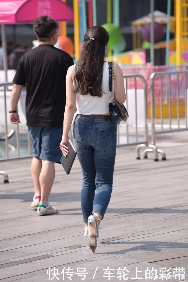 牛仔裤|白色背心搭配牛仔裤,简单大方又得体