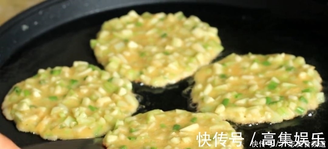 电饼铛|一根丝瓜，3个鸡蛋，筷子一搅，10分钟做出营养美味的早餐饼