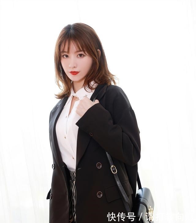 在职场 白色的衬衫,很具高级感,下搭豹纹短裙,有一种时尚个性的感觉