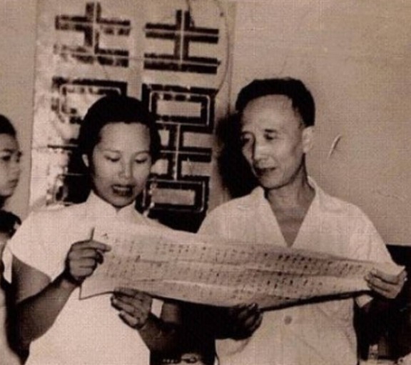 郭沫若走后,妻子清理遗物时发现一张照片,不久便悬梁自尽