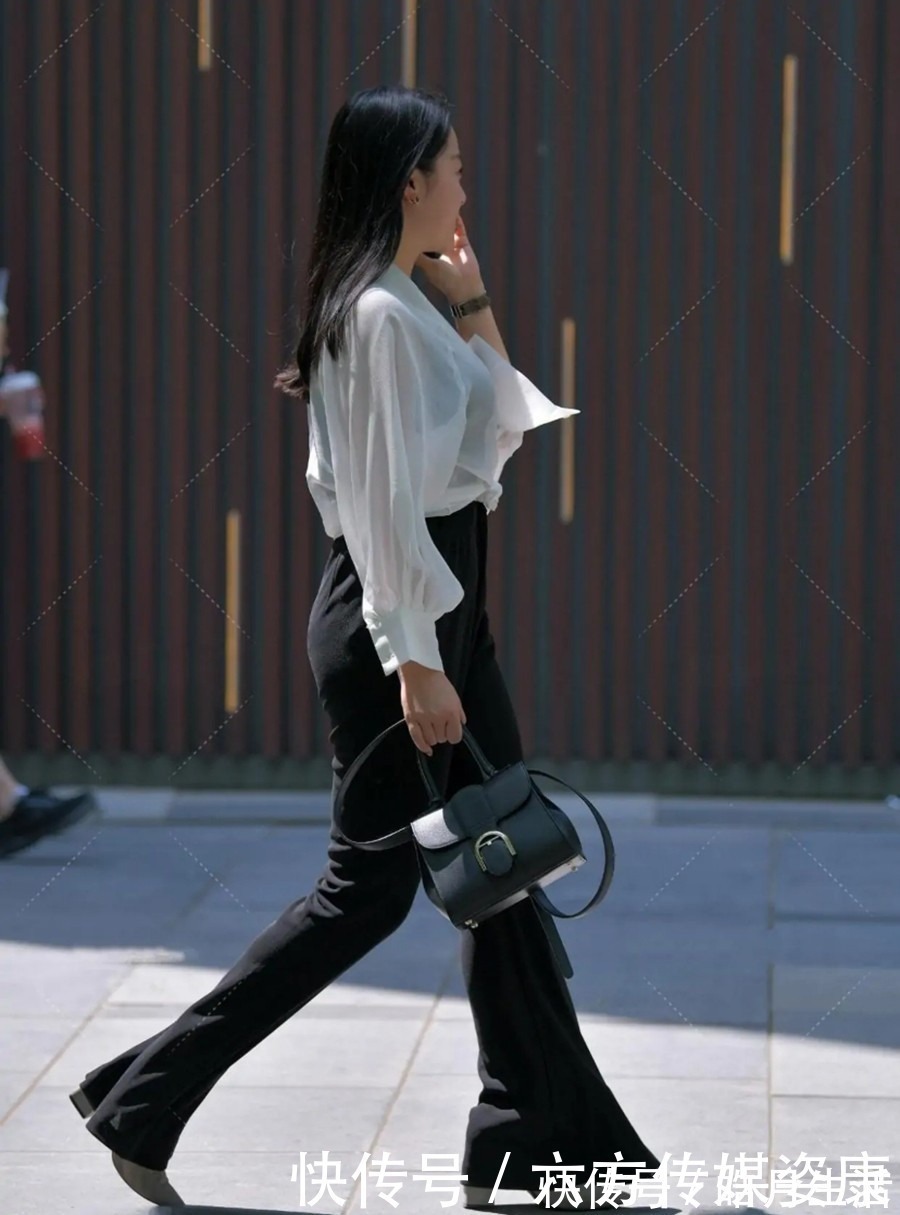 夹克 高级又优雅的北方辣妈,打扮很显高级,真想带她回老家给父亲看看