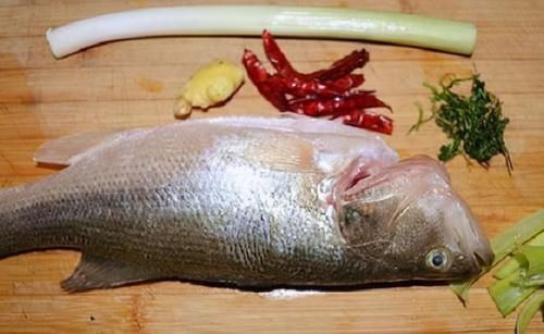 小米椒|做酸菜鱼，先放酸菜还是先煮鱼？大厨：顺序搞错，肉不入味还发腥