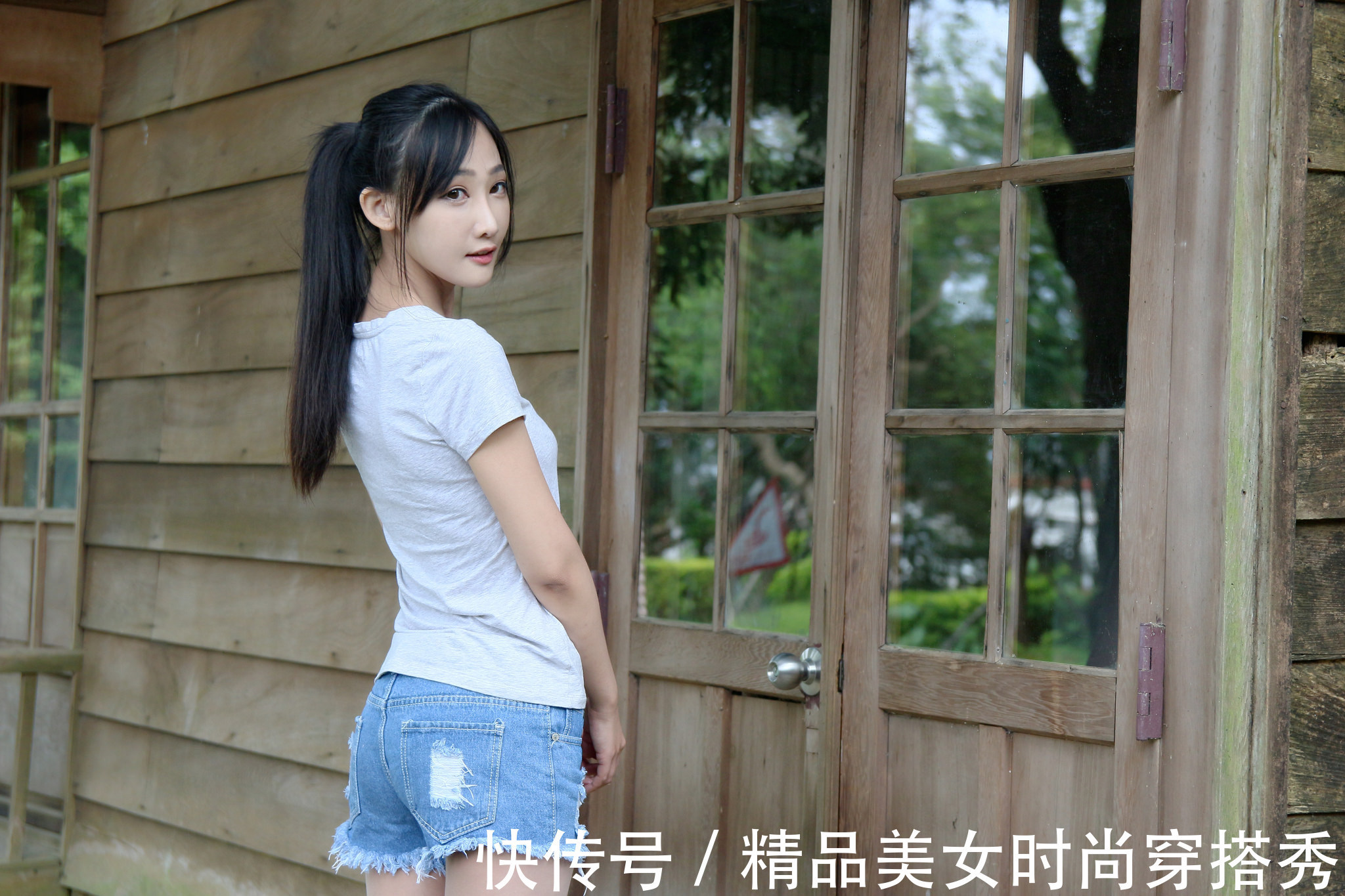 时尚 灰色短袖t恤搭配浅色牛仔短裤,尽显青春的时尚感