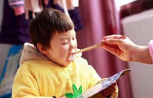 日常生活中|儿科医生:这种常见辅食,看似喂饱孩子,或并没营养,还会积食
