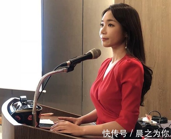 女播音员|爱健身的30岁女播音员,穿上运动服后,秒变活泼小姑娘