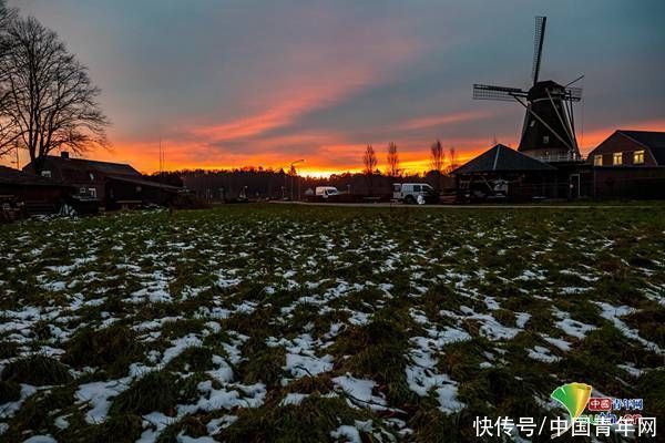 风车配夕阳 荷兰小镇田园风光惹人醉