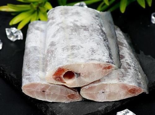 炸带鱼时裹面糊沾面粉都不对，饭店都是这么做的，酥脆好吃不油腻