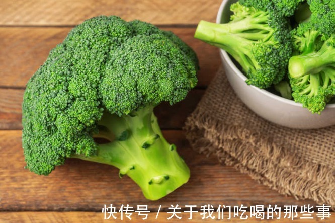 西蓝花炒虾仁|炒西蓝花最忌焯水,饭店老师傅教你一招,出锅鲜嫩翠绿,营养还入味