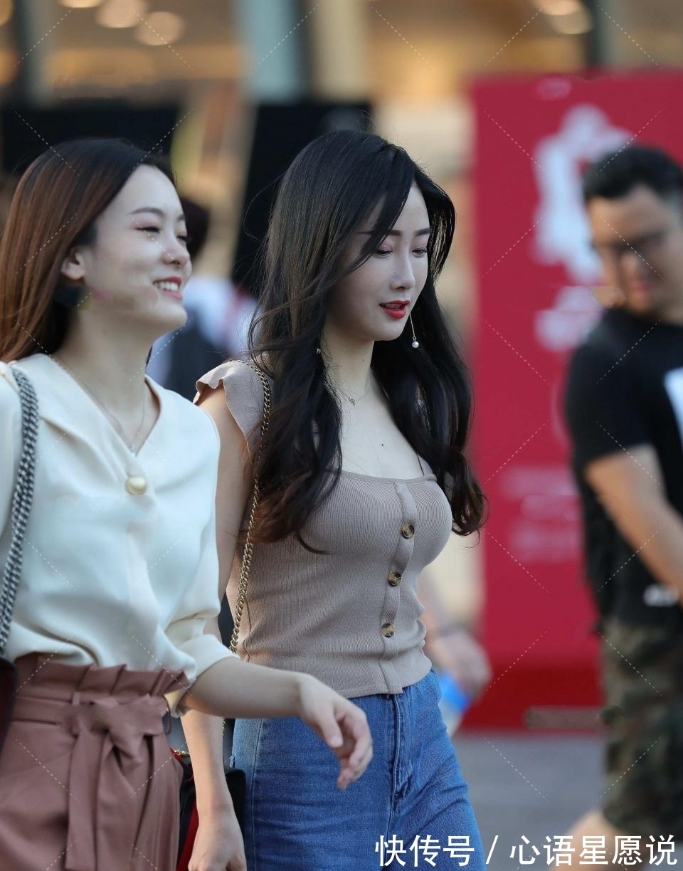 小衫 甜美又优雅的穿搭,飞飞袖小衫配牛仔阔腿裤,轻松穿出靓丽的造型