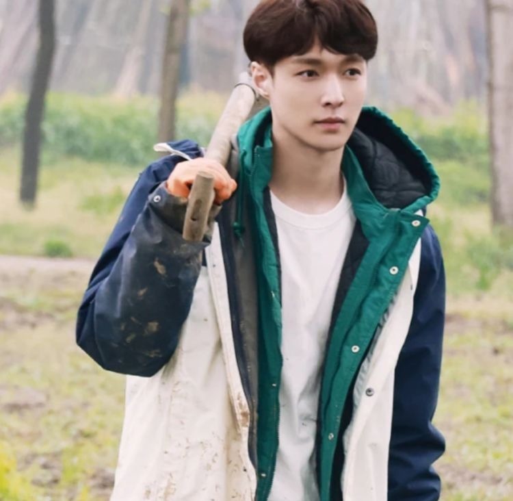 张艺兴被《向往》区别对待,雨中干活却被剪成了背景板,令人心疼