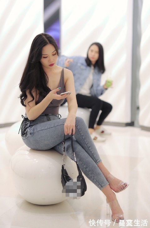 牛仔裤|长发披肩的姑娘,这牛仔裤侧面还要“系带”,看着都麻烦!