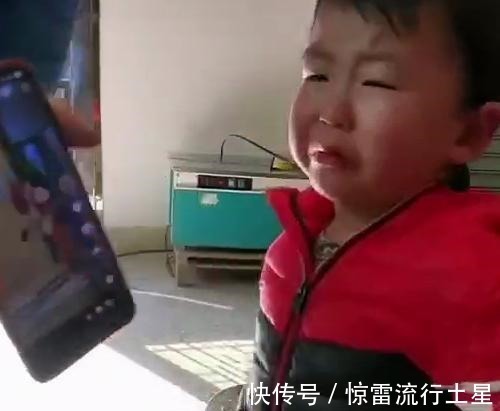 奥特曼|孩子看到奥特曼被打会怎么办两个孩子反应截然相反,网友神评论