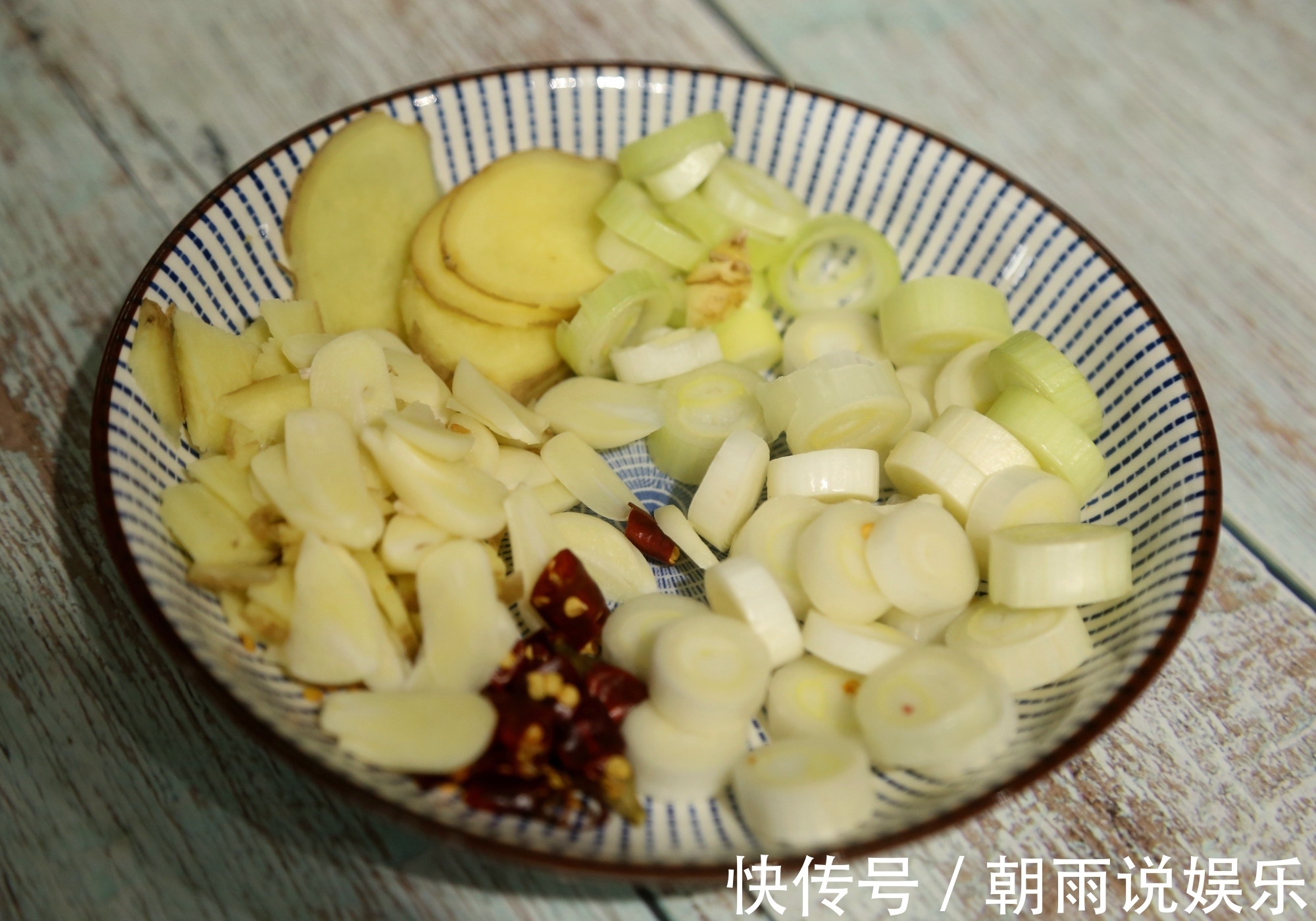 换个方法吃鸡!比辣子鸡好吃10倍,一整只鸡连骨头渣渣都嚼了!