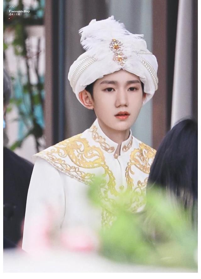 合照|《奇藝劇本鯊》殺青，王源在合照中存在亮眼，而橫幅口號(hào)土氣滿滿