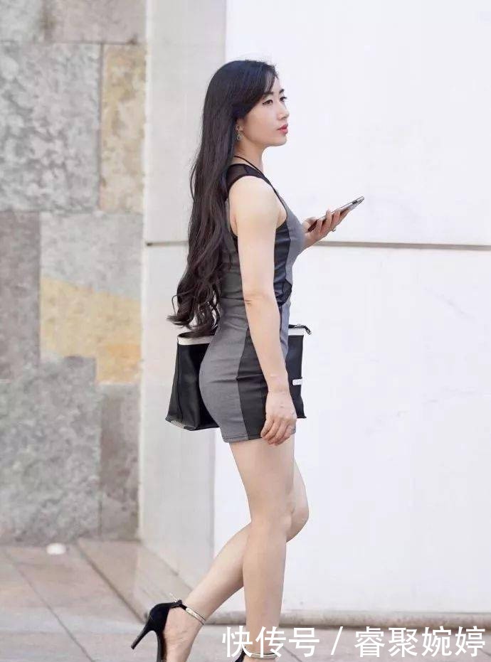 美女穿着一双一字带黑色高跟凉鞋,出街不仅清凉而且带着自信魅力