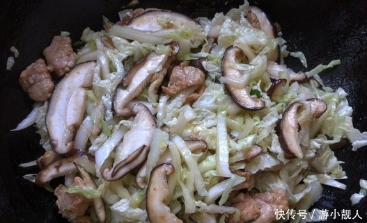 大白菜|家常菜里,大白菜加它一起炒,好吃又下饭大人小孩都抢着吃!