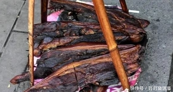 大娘挑扁担卖“它”,80元一根,以为是腊肠,看清后直接全包了