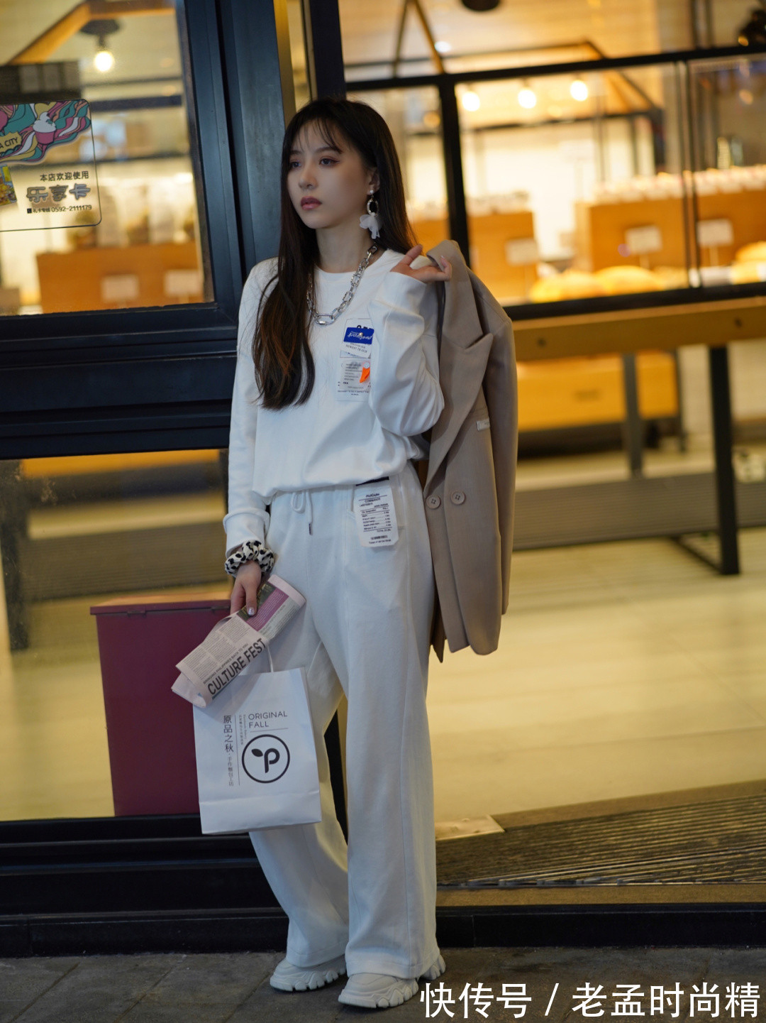 美女|气质美女爱街拍, 白色衣裤配淡黄外套, 光彩照人