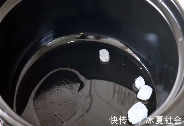 香菇焖鸡|想要鸡肉好吃,清洗步骤最为重要,掌握这个小技巧,鸡肉腥味全无