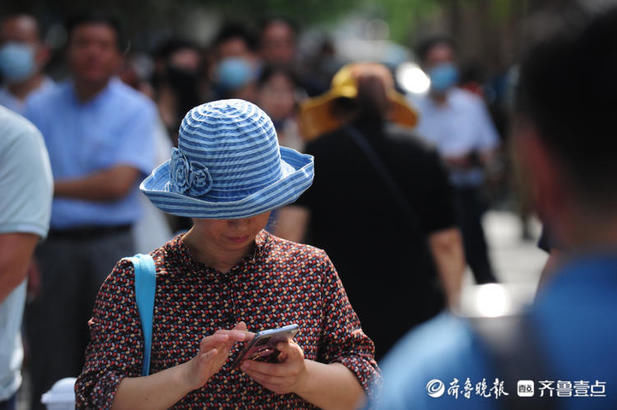 遮阳帽|高考考场外，各色遮阳帽跳动在家长群中