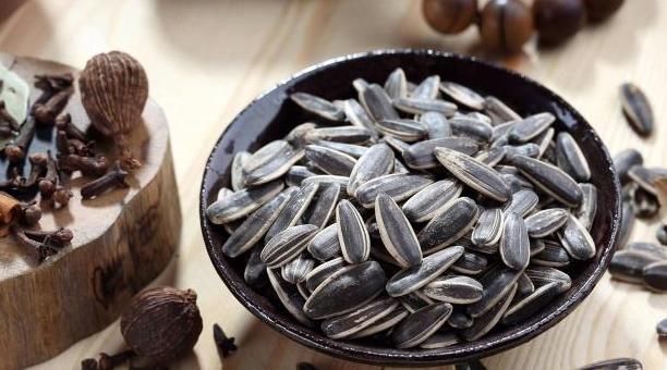  对我们的健|打发时间的“零嘴”，可能比吸烟更伤身，多数人每天都吃！