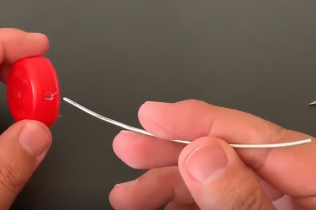 铁丝|塑料瓶盖上穿1根铁丝,解决了困扰大家的难题,做10个都不够用