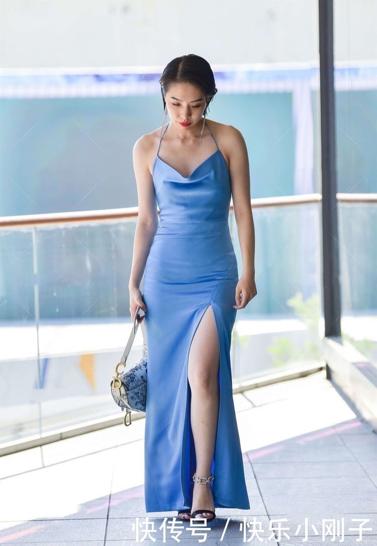 高跟鞋|蓝色长裙气质典雅,搭配精致的迷人短发,凸显出独有的女神气场