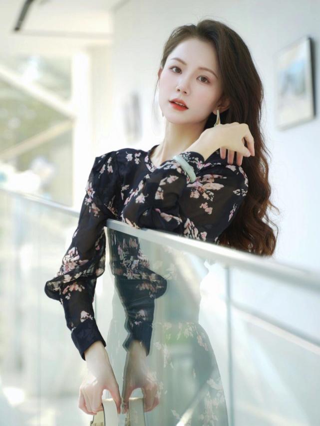 连衣裙|优雅女人早秋都穿“连衣裙”,为你分享时髦的搭配经验,温婉知性