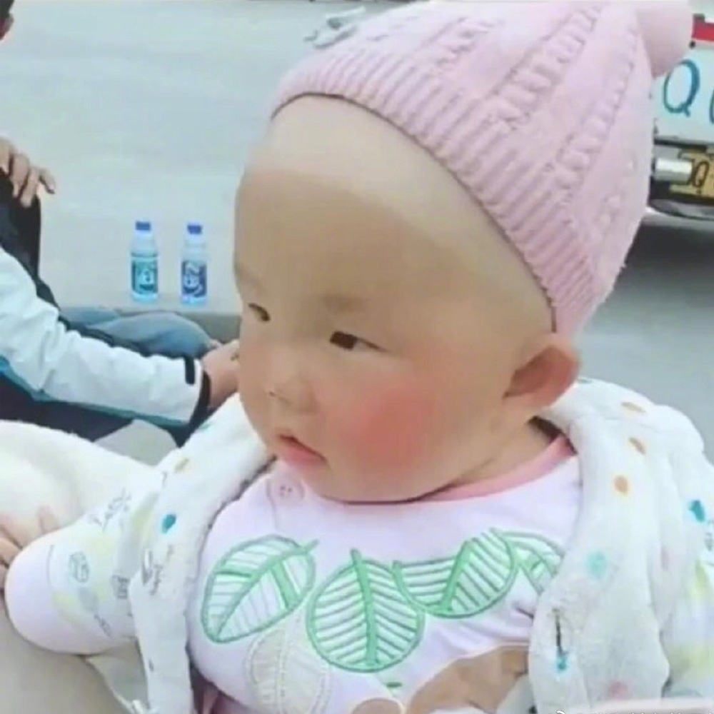 宝妈带着孩子学车,半个月后孩子摘下帽子教练都笑喷