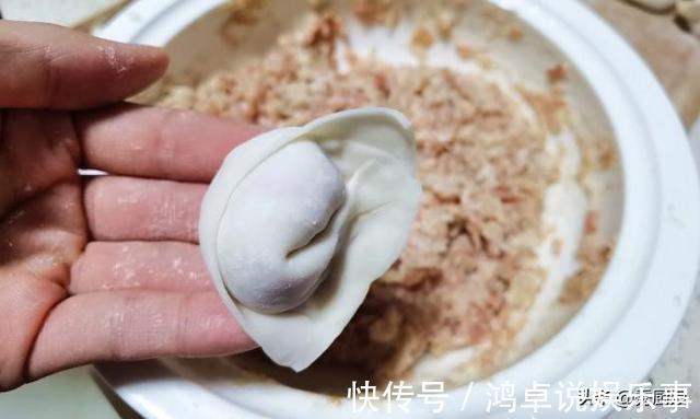 大葱|冬天吃馄饨,韭菜靠边站,用它做馅最香,鲜嫩多汁营养高,超好吃