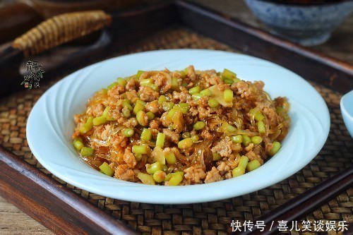  家常|下饭菜肉末炒粉条的家常做法，照着做，粉条不坨也不粘锅，倍儿香