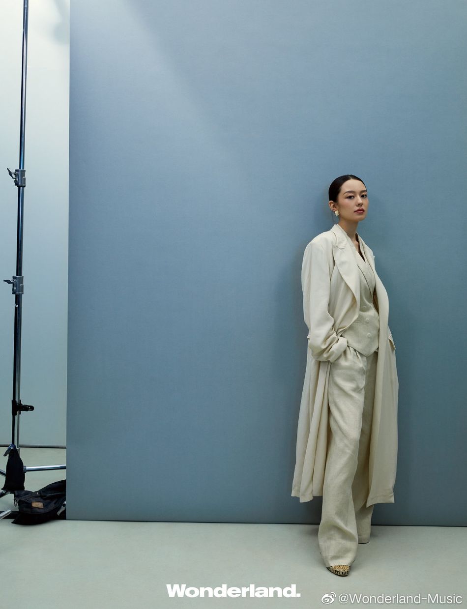 西服套装|吉娜穿黑色西服套装 五官精致气质绝佳