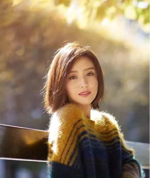 奔四的女人这样搭，今夏流行这种短发，不仅减龄还时尚